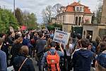 Na podporu budapešťské Středoevropské univerzity (CEU) demonstrovala 8. dubna před maďarským velvyslanectvím v Praze asi stovka lidí. Účastníci shromáždění podepisovali dopis premiérovi Viktoru Orbánovi, ve kterém nesouhlasí s omezováním zahraničních vzdě