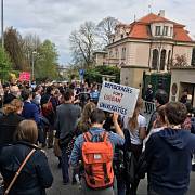 Na podporu budapešťské Středoevropské univerzity (CEU) demonstrovala 8. dubna před maďarským velvyslanectvím v Praze asi stovka lidí. Účastníci shromáždění podepisovali dopis premiérovi Viktoru Orbánovi, ve kterém nesouhlasí s omezováním zahraničních vzdě