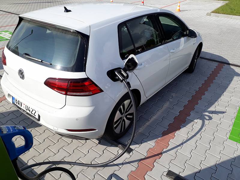 Elektromobil Volkswagen e-Golf, dobíjecí stanice ve Vestci