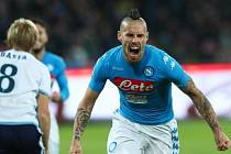 Hvězda Neapole Marek Hamšík se raduje z gólu v utkání s Laziem.