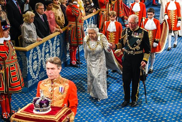 Britská královna si na zasedání parlamentu nevzala na hlavu tradiční velkou korunu, ta byla nesena na podušce před ní. Vyvolalo to dohady o královnině zdravotním stavu