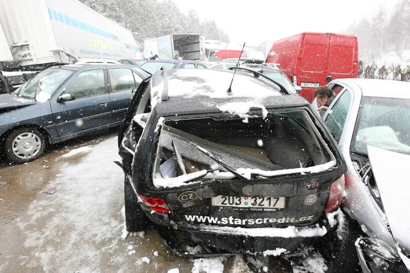 Na stém kilometru dálnice D1 při sněhové vánici došlo k hromadné havárii vozidel.