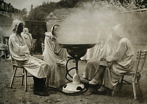 Venkovní inhalace založené dr. E. Slánským kolem roku 1950. Jednalo se o seance v bílých kápích kolem mís, z nichž vystupovaly páry.