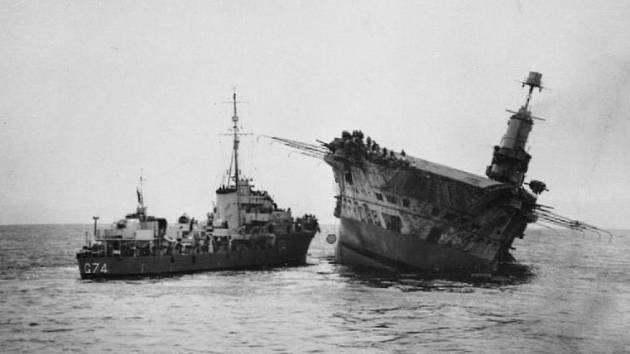 Britskou letadlovou loď Ark Royal zasáhla německá ponorka U-81 jediným torpédem. To však stačilo, aby se loď po několika hodinách dne 14. listopadu 1941 potopila. Na snímku krátce před potopením