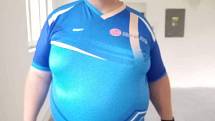 David je fotbalový rozhodčí, v době před operací si na sebe musel nechat nadměrná týmová trička nechat šít.