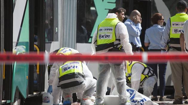 Při jednom z dopoledních útoků dva Palestinci vyzbrojení puškou a noži zabili v městském autobuse dva lidi a čtyři další zranili.