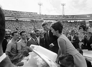 Prezident John F. Kennedy s manželkou Jacqueline zdraví členy Brigády 2506, rok 1962