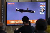 Lidé na vlakovém nádraží v Soulu sledují na obrazovce odpálenou severokorejskou balistickou raketu krátkého doletu, 28. září 2021
