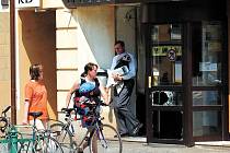 PO BANKOMATU ZBYLA DÍRA.  Pobočka Komerční banky v Třebechovicích pod Orebem přišla o bankomat. Expozitura včera fungovala bez omezení. Úředníci se o krádeži ale odmítali bavit.  