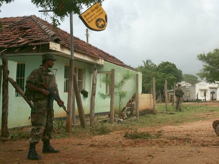 Srílanský voják na hlídce ve městě Mullaitvu, ještě nedávno ovládaném tamilskými povstalci.