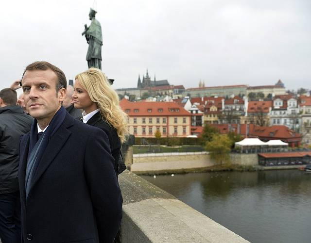 Francouzský prezident Emmanuel Macron zavítal během své návštěvy Prahy i na Karlův most.