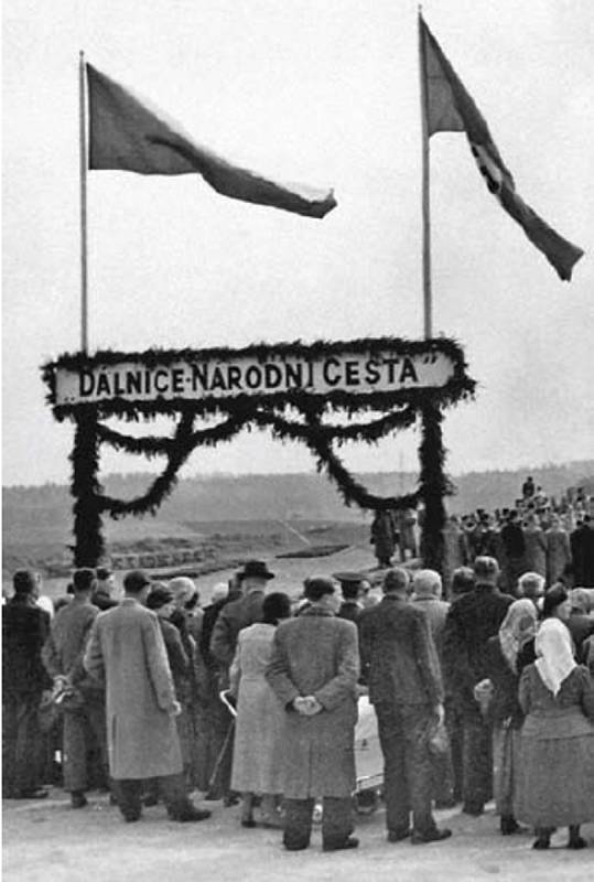 Dne 2. května 1939 se řidiči dočkali. Stavba české dálnice byla zahájena. Nápis "Dálnice - národní cesta" vyjadřuje vědomí hospodářské a technické síly českého národa i při ztrátě samostatnosti
