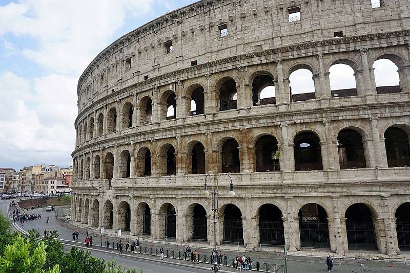 Nespočet památek, krásné uličky a vynikající gastronomie. Toto trio dělá z Říma jednu z top destinací pro rok 2022. Na snímku Koloseum.