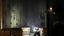Požár poškodil vnitřek katedrály Notre Dame