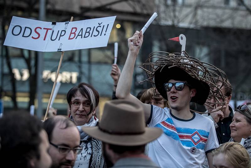 Tisíce lidí protestovaly 9. dubna na pražském Václavském náměstí proti premiérovi Andreji Babišovi.