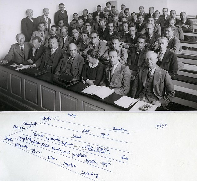 Georg Placzek v proslulém Institutu Nielse Bohra v Kodani v roce 1937. Ve třetí řadě zcela vlevo v brýlích.