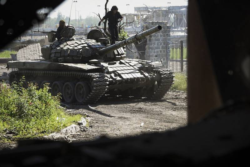 Proruští separatisté na tanku u doněckého letiště. Ilustrační snímek