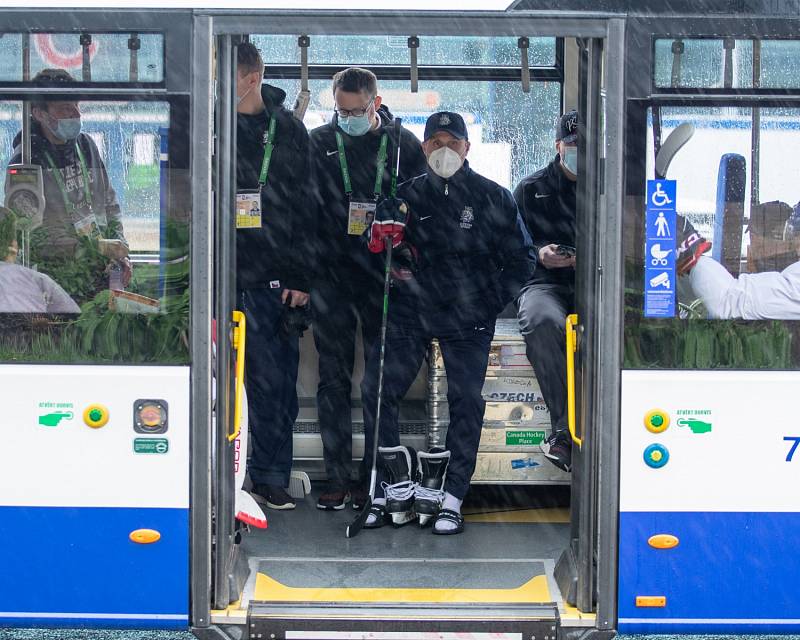 Martin Straka a spol. čekají na odjezd autobusu na trénink.