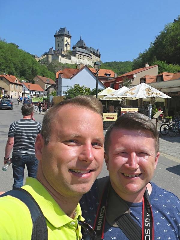Registrovaný manželský pár Robert Zauer (40 let) a Tomáš Kavalec (38 let) z Teplic, selfíčka z cestování po světě. Z výletu na Karlštejn v Čechách.