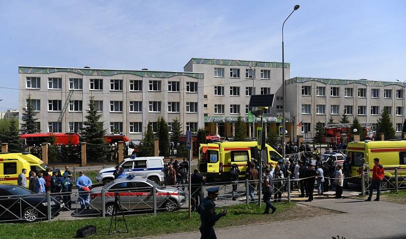Bezpečnostní a záchranné složky před školou v Kazani.