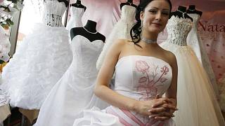 Také svatební šaty podléhají módním trendům - Deník.cz