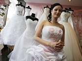 Svatební šaty podléhají trendům