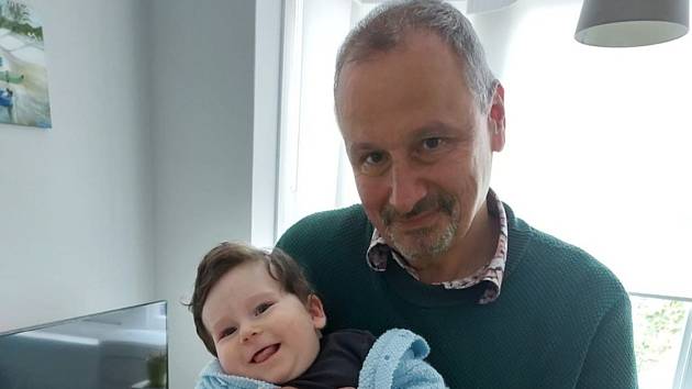 Martin Komárek je pyšným dědečkem. Na snímku se svým vnukem Benem Walterem.