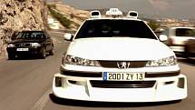 Taxi (1998). Legendární francouzská komedie přeplněná hláškami nás kdysi dostala hlavně absurdně rychlým taxi Peugeotem 406 a jeho řidičem Danielem, který vždy dorazí na místo včas. Zábava v každé vteřině.