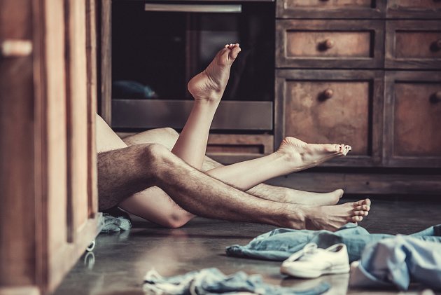 Představu romantického víkendu s kvalitním sexem může bolestivá menstruace rychle překazit.