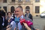 Do volebního štábu TOP 09 dorazil Karel Schwarzenberg, podle svých slov je dobře naladěn.