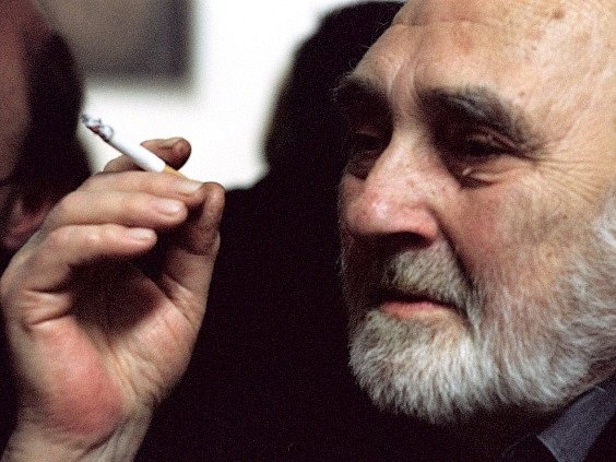 Ve věku 84 let zemřel 16. listopadu ráno jeden z nejvýznamnějších českých básníků, historik a překladatel Zbyněk Hejda (na snímku z 20. října 2004).
