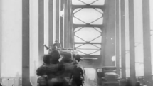 Americký tank vjíždí na most u Remagenu poté, co jej dobyly americké jednotky