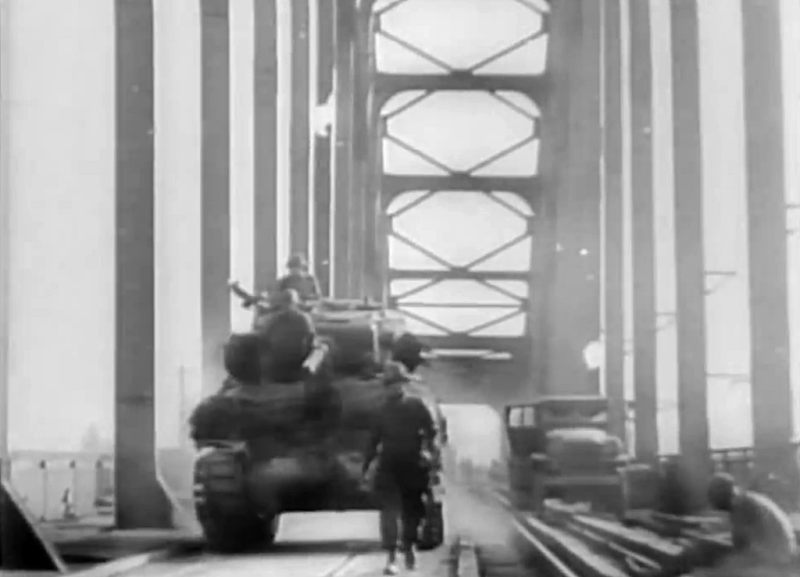 Americký tank vjíždí na most u Remagenu poté, co jej dobyly americké jednotky