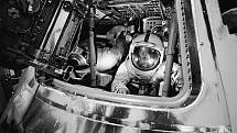 Pilot vesmírného modulu mise Apollo 16 Thomas "Ken" Mattingly (v popředí) v době tréninku pro misi Apollo 16.