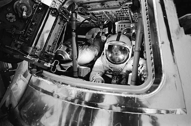 Pilot vesmírného modulu mise Apollo 16 Thomas "Ken" Mattingly (v popředí) v době tréninku pro misi Apollo 16.