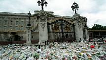 Po oznámení Dianiny smrti zaplavily prostor před branami Buckinghamského paláce květiny a fotografie.