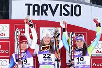 Lindsay Vonnová (uprostřed) vyhrála super-G v italském Tarvisiu. Druhá skončila Fabienne Suterová (vlevo) a třetí Tina Mazeová.