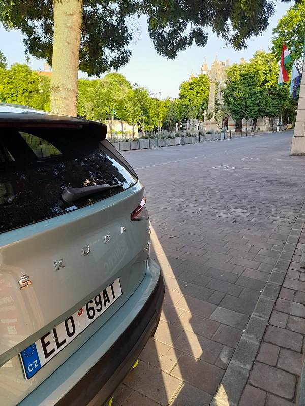 Roadtrip na Balkán: Jedna z několika bezplatných nabíjecích stanicí ve městě Szekszárd funguje před radnicí