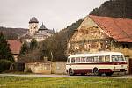 Legendární autobus a legendární hrad