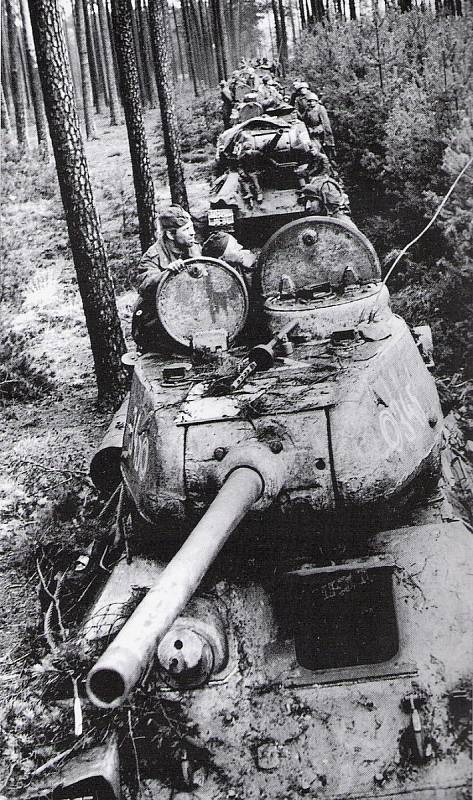Tanková kolona třetí gardové tankové armády při postupu Německem na jaře 1945
