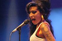 Zpěvačka Amy Winehouse na pódiu při vystoupení. Zemřela v roce 2011 jako sedmadvacetiletá.