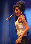 Zpěvačka Amy Winehouse na pódiu při vystoupení. Zemřela v roce 2011 jako sedmadvacetiletá.