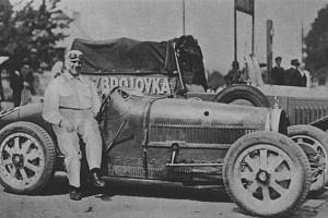 Čeněk Junek s vozem Bugatti T35 coby vítěz závodu Knovíz-Olšany (1928)