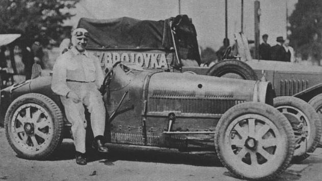 Čeněk Junek s vozem Bugatti T35 coby vítěz závodu Knovíz-Olšany (1928)