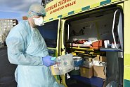 Pracovník zdravotnické záchranné služby v ochranném obleku, který jezdí k odběrům vzorků pro potvrzení nákazy novým typem koronaviru.