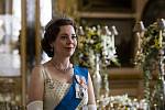 Herečka Olivia Colmanová v roli královny Alžběty II. v seriálu Koruna (The Crown)