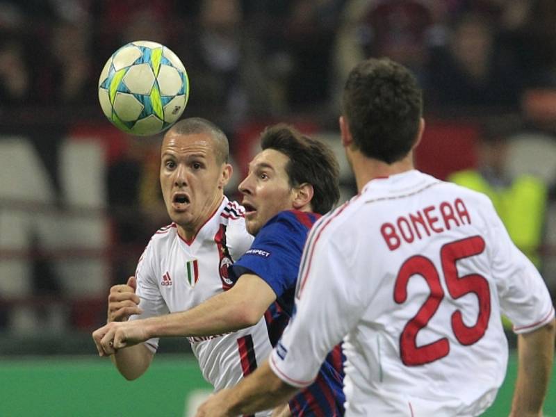 Lionel Messi z Barcelony (uprostřed) a fotbalisté AC Milán Djamel Mesbah (vlevo), Daniele Bonera.