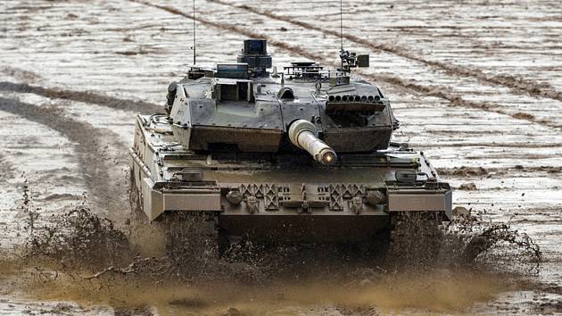 Německý tank Leopard 2A6.