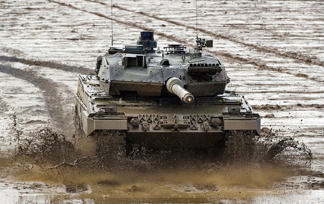 Německý tank Leopard 2A6.