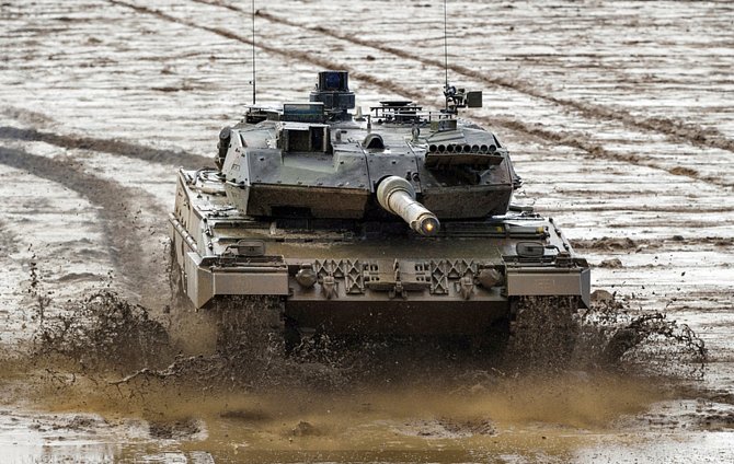 Německý tank Leopard 2A6.